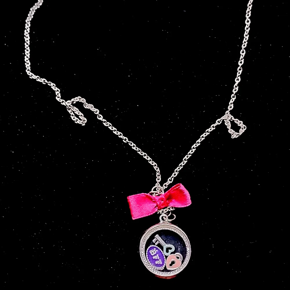 BFF Story Locket with Floating charms NWOT